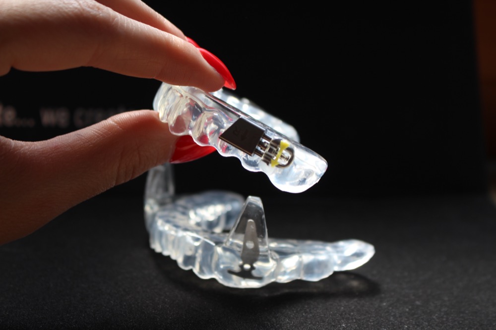 Transparente Zahnschiene mit Apparatur